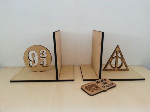 SUPORTE PARA LIVROS HARRY POTTER MDF CRU